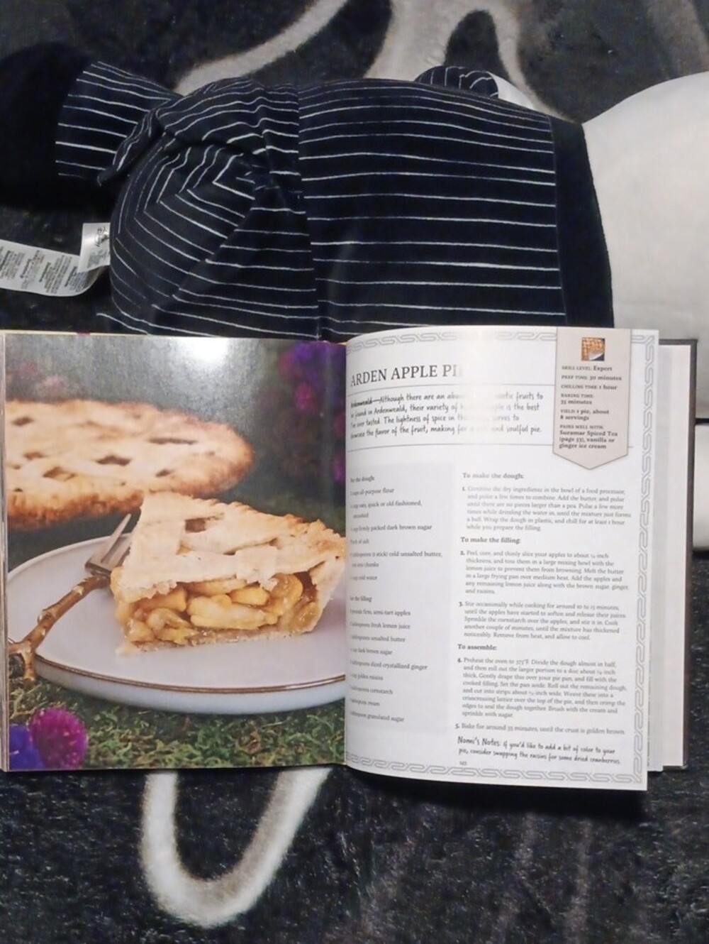 : New Flavors of Azeroth - Official Cookbook (Brown/Tan) - Picture 3 of 4